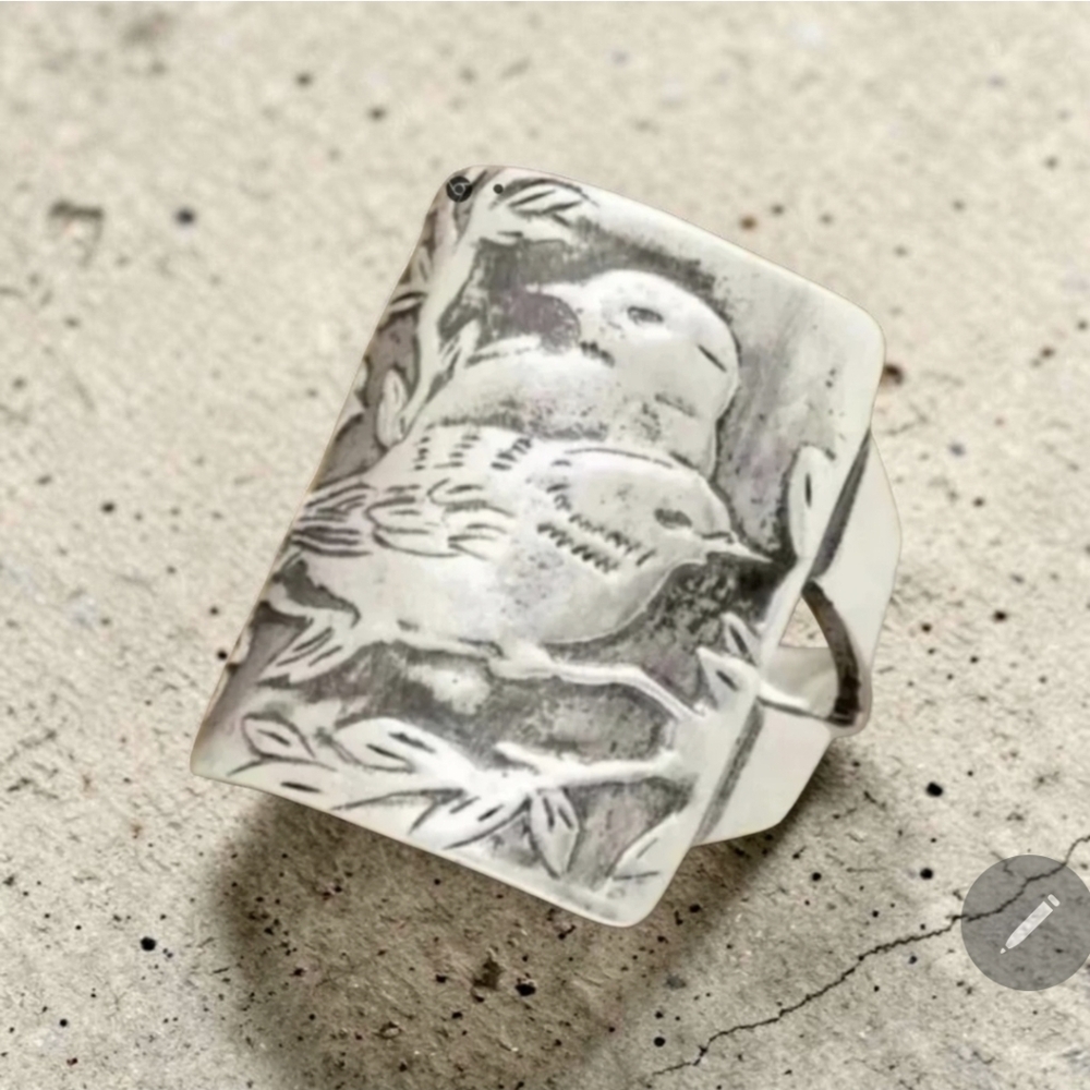 LOVE BIRDS ENGRAVED ON LEAVES RARE FIND QUALITY TITANIUM SILVER NEW SIZE 6 RING - Picture 3 of 5